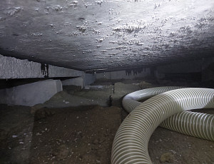 Zateplení stropu bytového domu pomocí foukané izolace